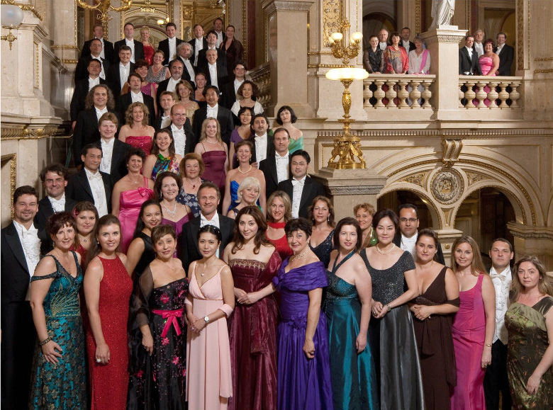 Ensemble des Chors in der Oper