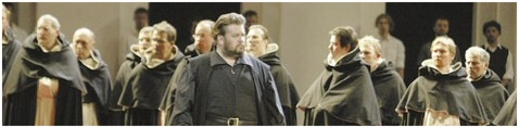 Johan Botha als Don Carlos. Dahinter die "Mönche" der Konzertvereinigung (Foto: Rabanus)