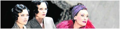 Salzburg 2010, Elektra. Barbara Reiter und Arina Holecek (Mitglieder der Konzertvereinigung) mit Waltraud Meier. Foto: Kronenzeitung.